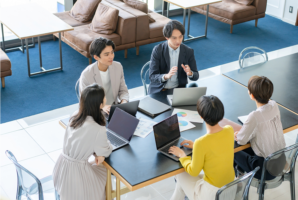 会議で議論するメンバー